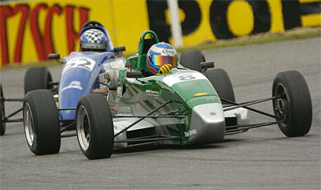 David Olsson (8) håber, at han kan lægge den mesterskabsførende Nicki Thiim (52) bag sig på hjemmebanen Sturup Raceway ved Malmö